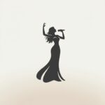Silhouette di una donna in abito lungo che canta con un microfono in mano.